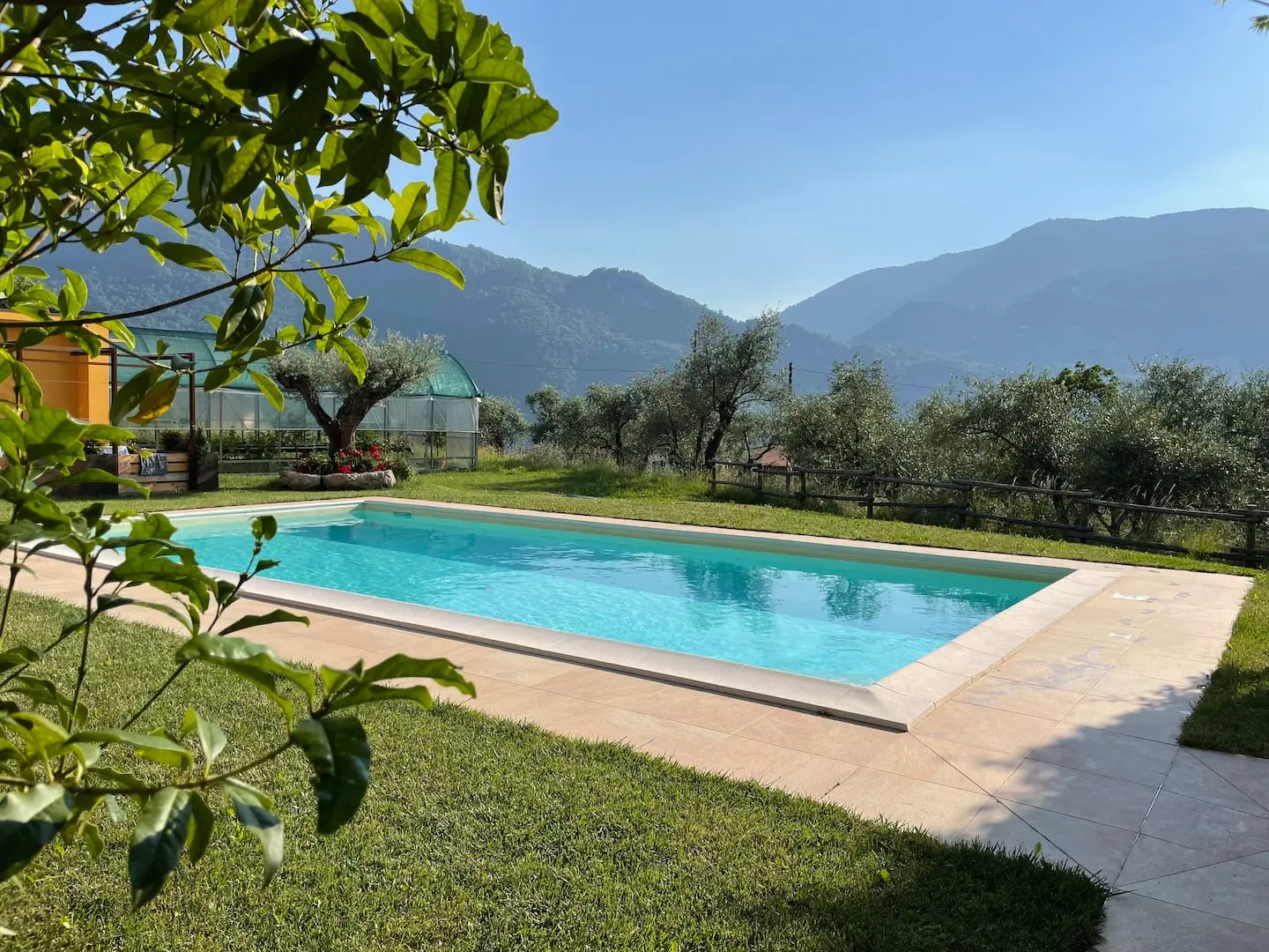 Piscina, ulivi e montagne dell’Agriturismo Fulèt