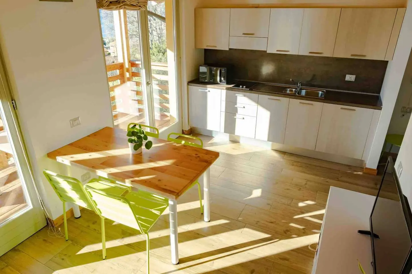 Zona living e cucina illuminata dal sole