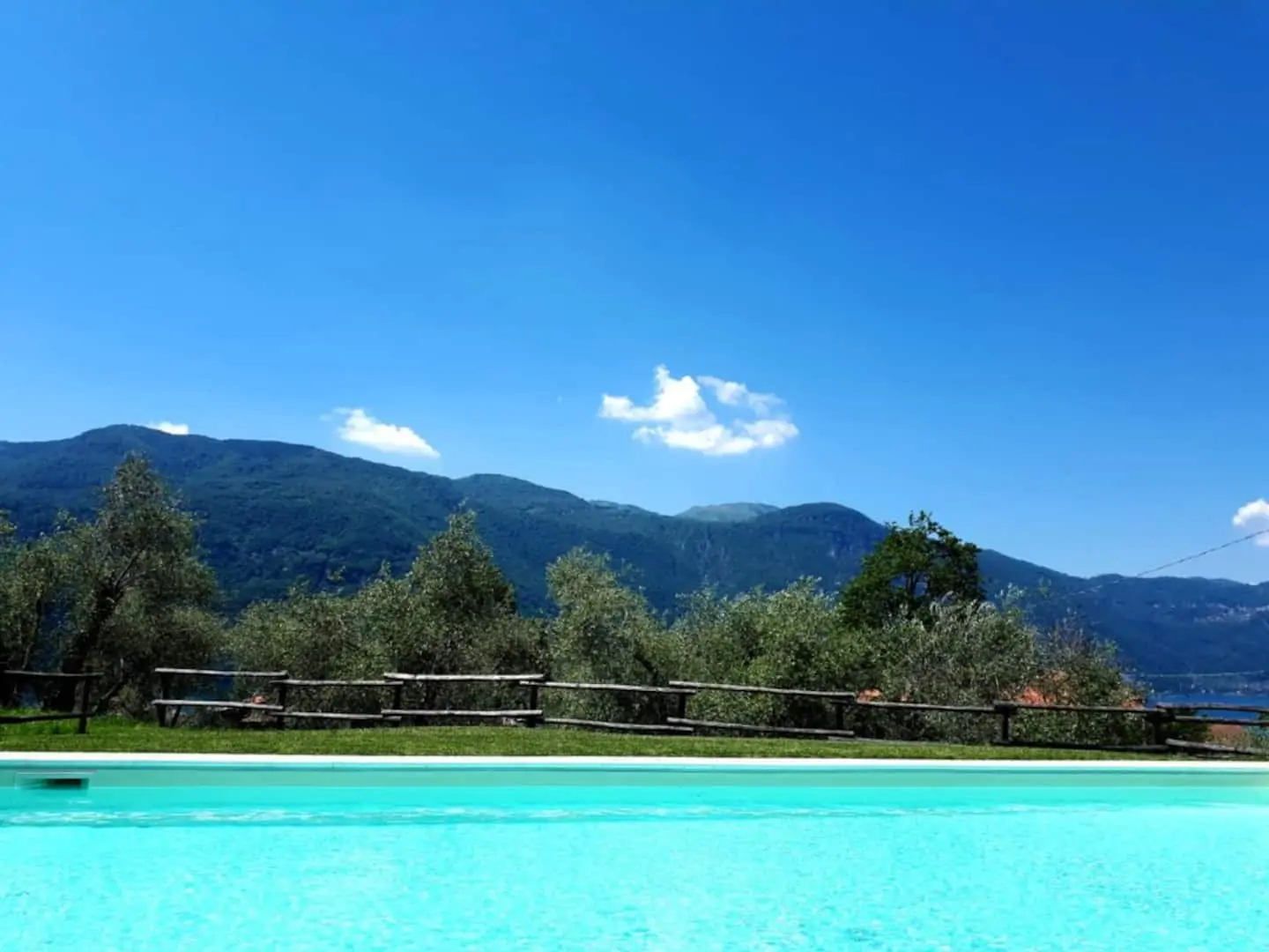 Piscina di Agriturismo Fulèt con vista sulle montagne